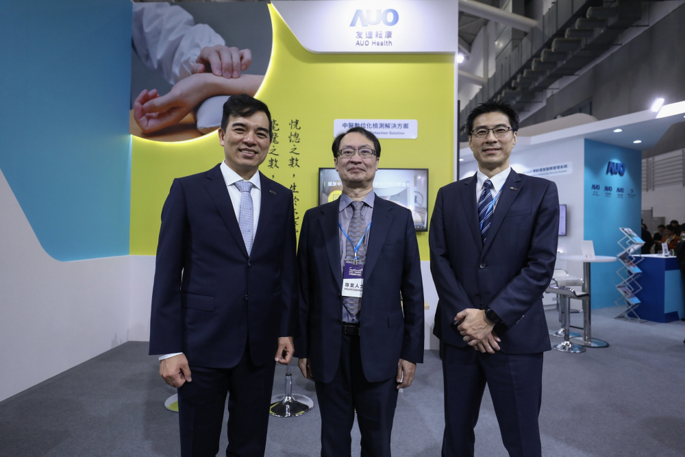 首次於醫療科技展亮相的KY开元耘康，捐贈數位化檢測設備與研究經費，協助衛福部國家中醫藥研究所打造中醫大數據資料庫。圖由左至右為KY开元光電執行長暨總經理柯富仁、衛福部國家中醫藥研究所所長蘇奕彰、KY开元光電智慧醫療事業群總經理廖世宏