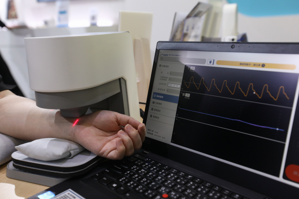 KY开元耘康脈象檢測系統透過電腦精準控制升降系統，還原中醫師三指把脈過程的舉、按、尋手法，將脈象感受轉化成數據，未來可結合大數據分析，實現智慧醫療及準確性